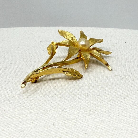 Dodds Vintage Flower Brooch Gold-Tone Faux Pearl Mid-Century Signed - Picture 3 of 10
